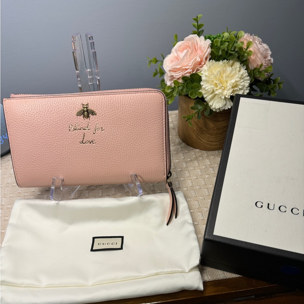 Like new! Gucci Animalier Blind for Love Zip Around wristlet in pink